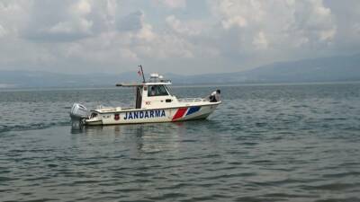 Bursa'nın Orhangazi ilçesinde serinlemek için İznik gölüne giren İsmail İmamoğlu