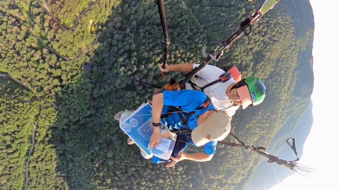 Bursa’da hayrete düşüren görüntüler: Paraşüt üzerinde kumpir yapıp yedi! "Lezzet Doğada Gizli" sloganıyla doğada yaptığı yemek videolarıyla milyonlara ulaşan