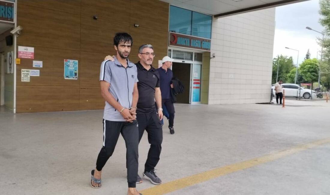 Bursa’da hırsızlık iddiasıyla yakalanan zanlı tutuklandı Bursa'nın İnegöl ilçesinde, bir işletmeden hırsızlık yaptığı iddiasıyla gözaltına alınan