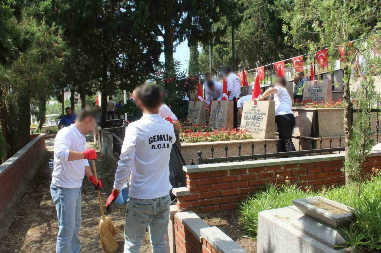 Bursa'da hükümlü ve cezaevi personelinden şehitliğe anlamlı ziyaret 5 bursada hukumlu ve cezaevi personelinden sehitlige anlamli ziyaret 31a444d9453e