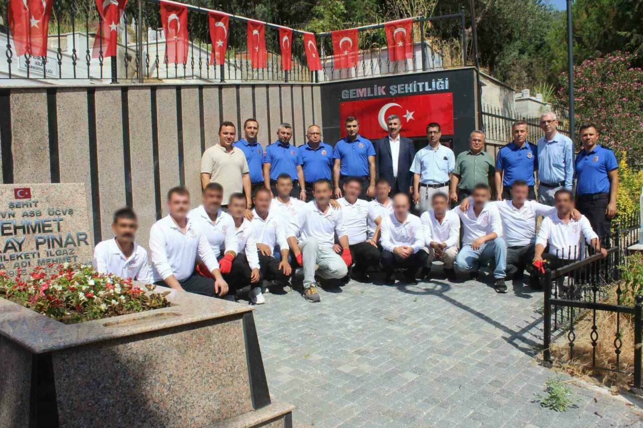 Bursa'da hükümlü ve cezaevi personelinden şehitliğe anlamlı ziyaret 3 bursada hukumlu ve cezaevi personelinden sehitlige anlamli ziyaret 336257ae1c3c