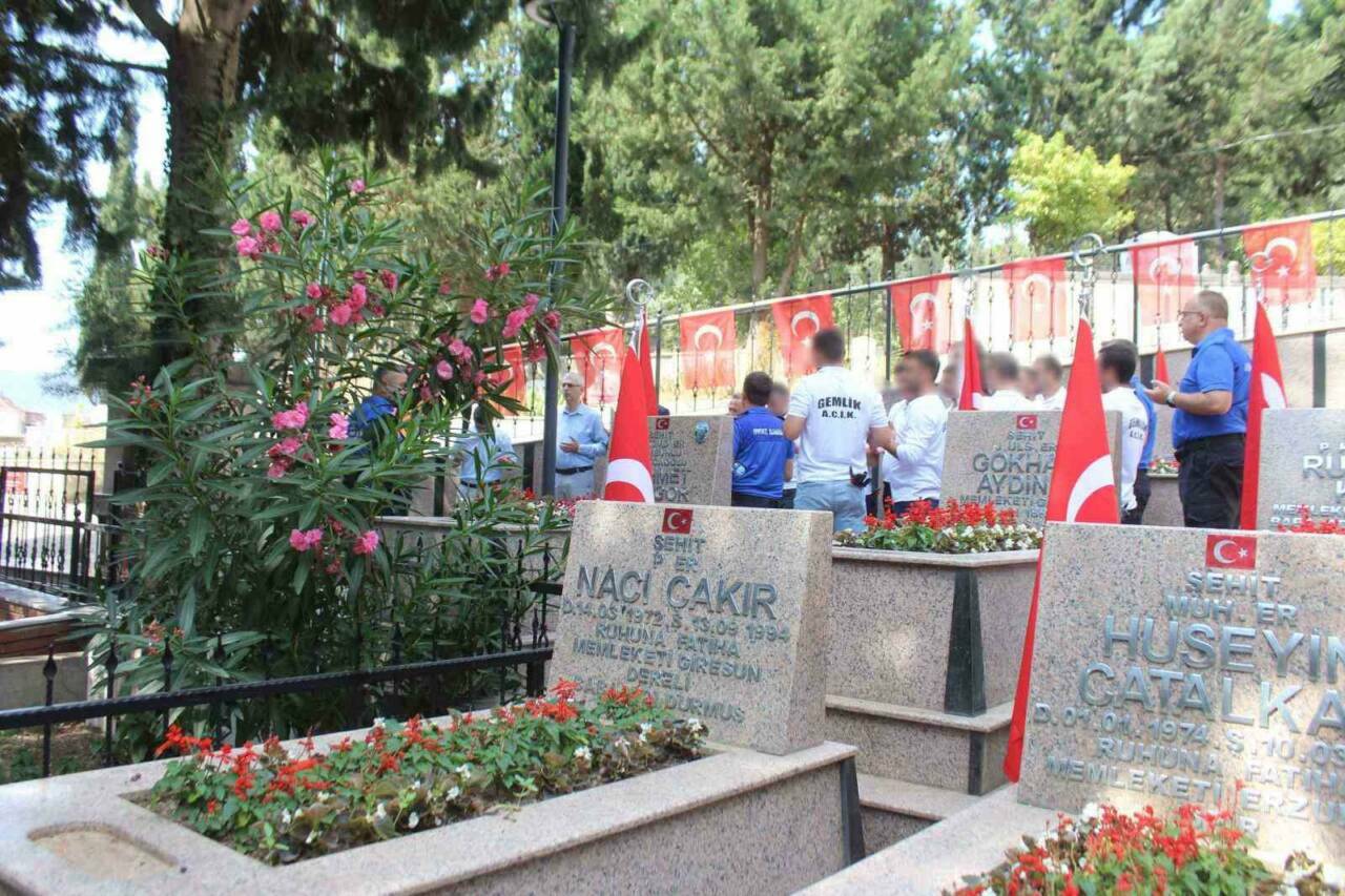 Bursa'da hükümlü ve cezaevi personelinden şehitliğe anlamlı ziyaret 4 bursada hukumlu ve cezaevi personelinden sehitlige anlamli ziyaret 38bcb5e63320