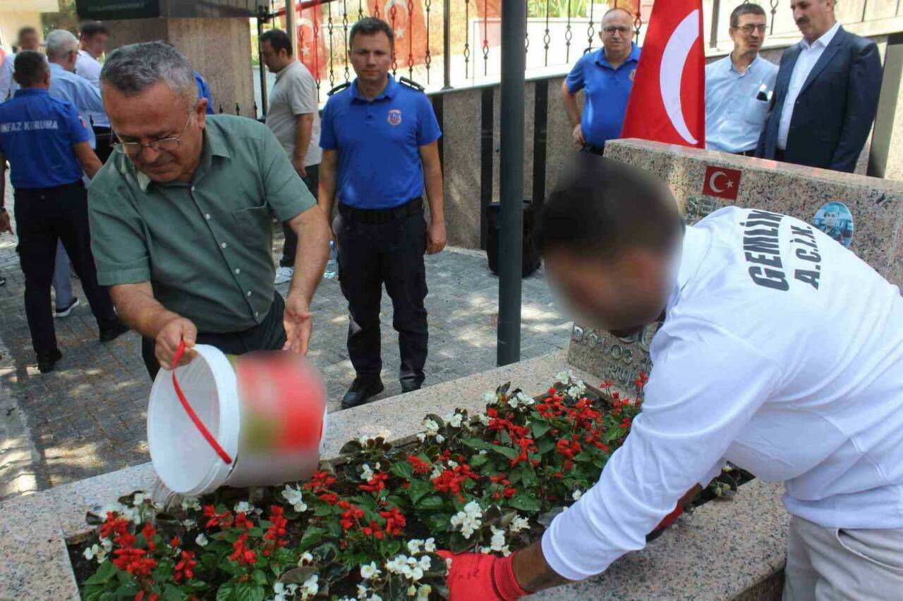 Bursa'da hükümlü ve cezaevi personelinden şehitliğe anlamlı ziyaret 2 bursada hukumlu ve cezaevi personelinden sehitlige anlamli ziyaret bfc8a7791705