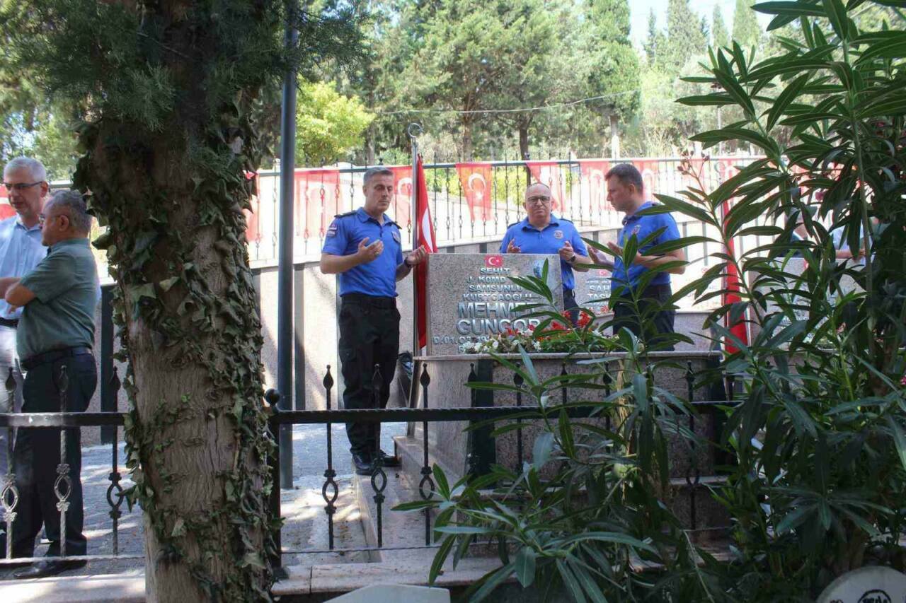 Bursa'da hükümlü ve cezaevi personelinden şehitliğe anlamlı ziyaret 1 bursada hukumlu ve cezaevi personelinden sehitlige anlamli ziyaret e9dd00942e0e