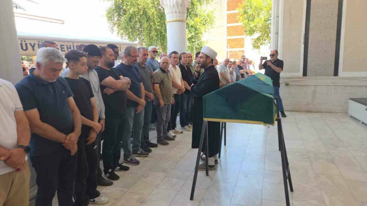 Bursa'da hüzünlü veda! Gözyaşlarıyla uğurlandı 3 bursada huzunlu veda gozyaslariyla ugurlandi 0a6c42bce422