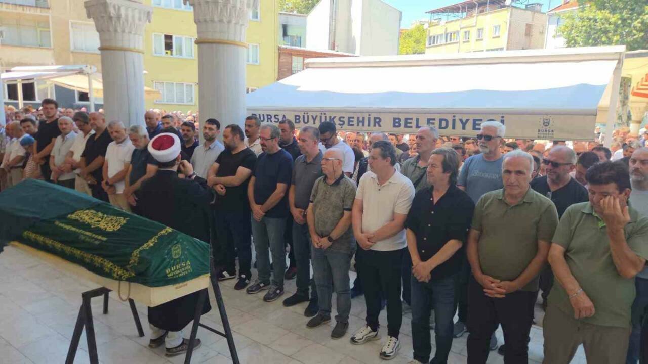 Bursa'da hüzünlü veda! Gözyaşlarıyla uğurlandı 2 bursada huzunlu veda gozyaslariyla ugurlandi 49b94d779806