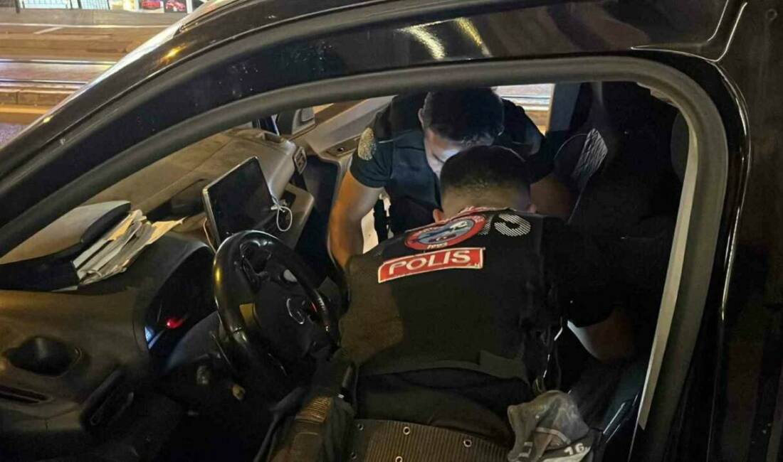 Bursa’da ‘huzur’ denetimleri Bursa’da polis ekiplerince düzenlenen asayiş uygulamasında 15 aranan şahıs yakalanırken,