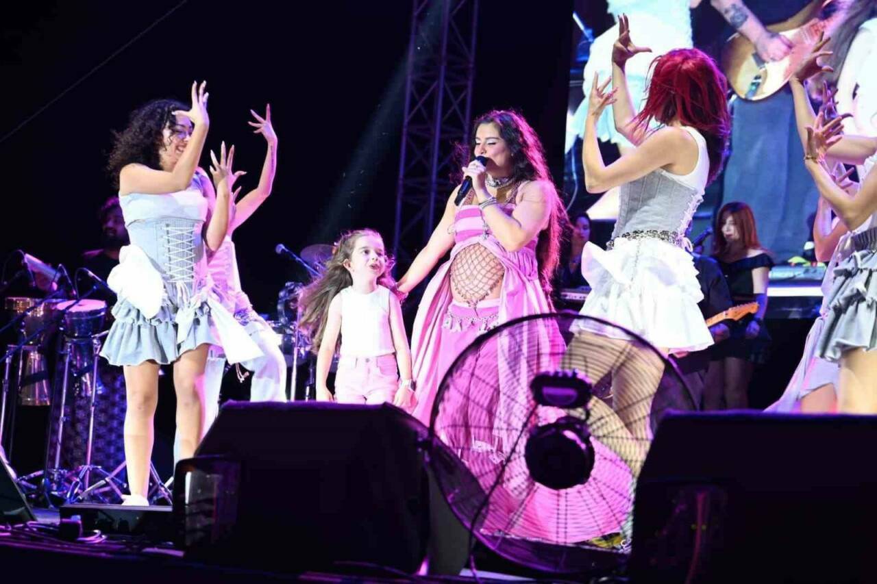 Bursa'daki ıhlamur festivalinde Atiye rüzgarı! Gelenleri coşturdu 4 bursada ihlamur festivali coskusu unlu sanatci sahne aldi 9be9c53c6748