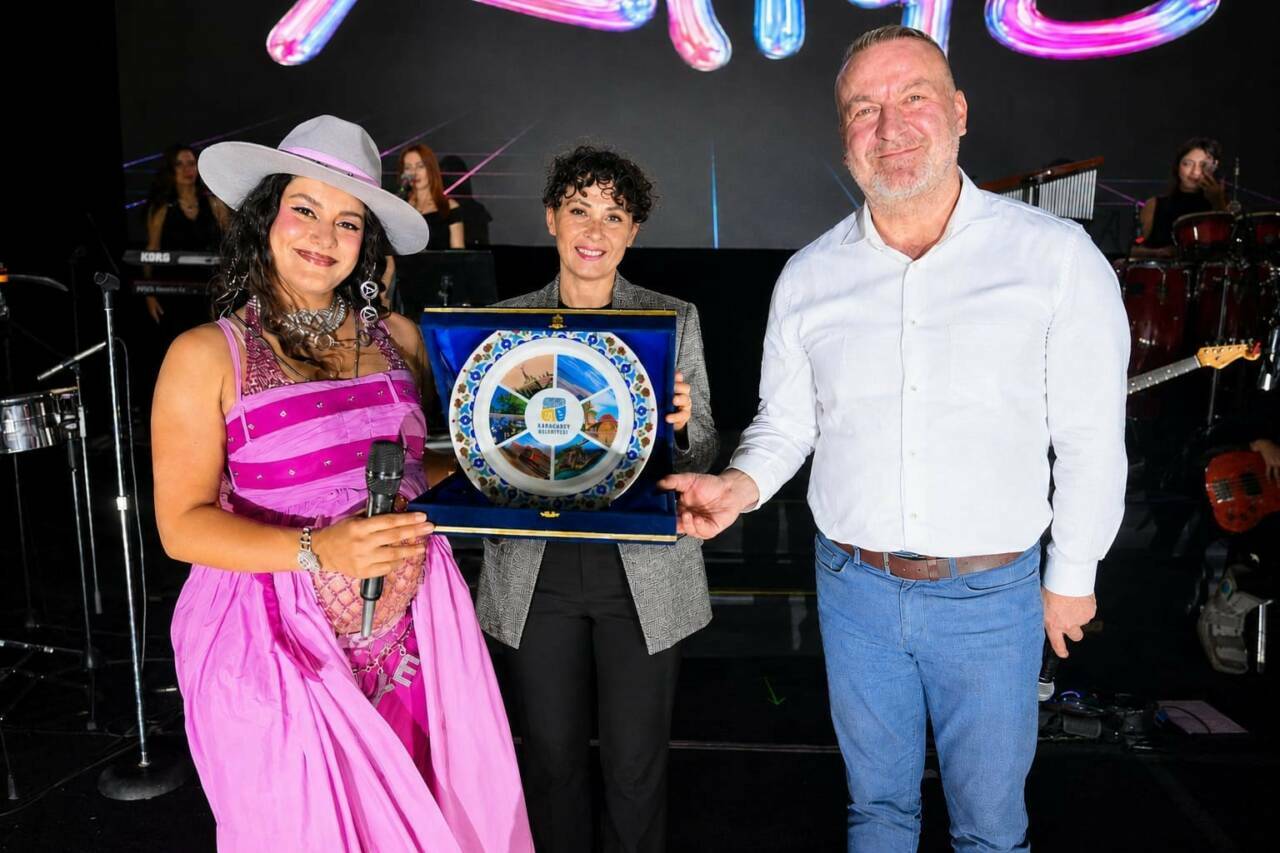 Bursa'daki ıhlamur festivalinde Atiye rüzgarı! Gelenleri coşturdu 2 bursada ihlamur festivali coskusu unlu sanatci sahne aldi 9d1256df5538