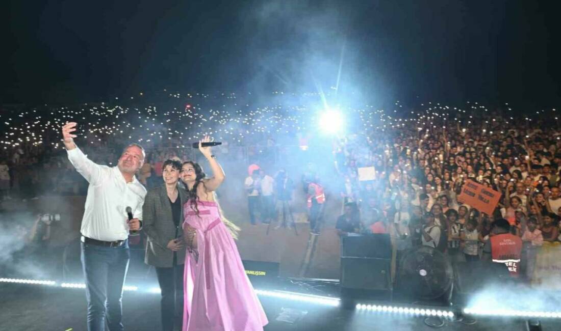 Bursa’daki ıhlamur festivalinde Atiye rüzgarı! Gelenleri coşturdu Karacabey Belediyesi’nin geleneksel hale getirdiği Ihlamur Festivali, hafta sonu Yeniköy