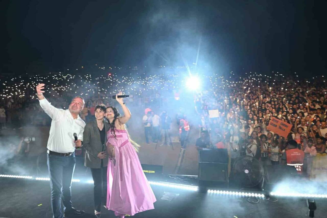 Bursa'daki ıhlamur festivalinde Atiye rüzgarı! Gelenleri coşturdu 6 bursada ihlamur festivali coskusu unlu sanatci sahne aldi e888e7669bc4