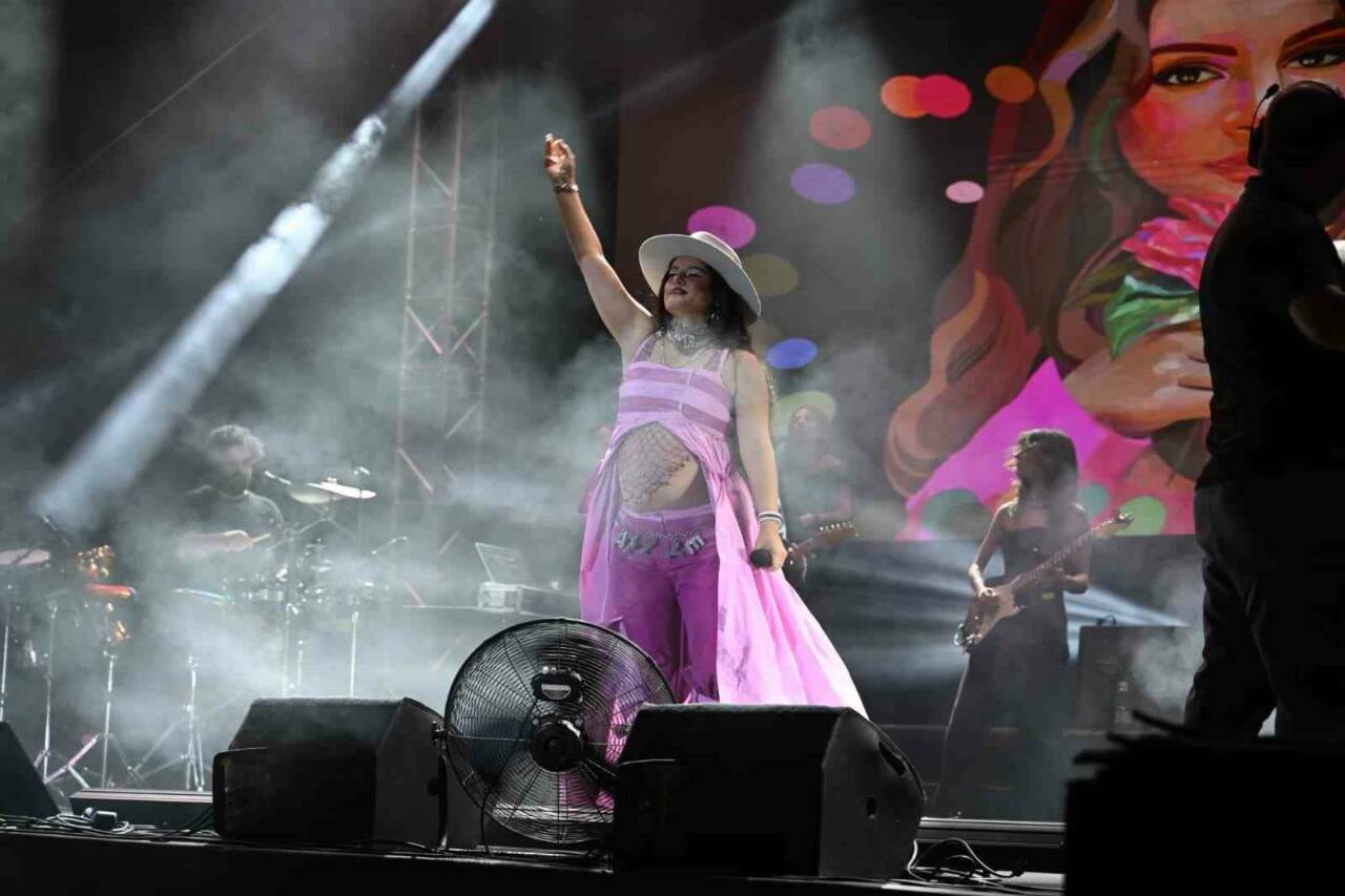 Bursa'daki ıhlamur festivalinde Atiye rüzgarı! Gelenleri coşturdu 5 bursada ihlamur festivali coskusu unlu sanatci sahne aldi eb2075aded34