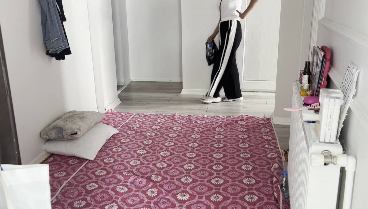 Bursa'da iki çocuk annesinin gözyaşları: 'Eşyalarımı verin, çocuklar yerde uyumasın' 1 bursada iki cocuk annesinin gozyaslari esyalarimi verin cocuklar yerde uyumasin 1fcea75ef640