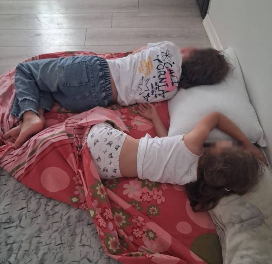 Bursa'da iki çocuk annesinin gözyaşları: 'Eşyalarımı verin, çocuklar yerde uyumasın' 3 bursada iki cocuk annesinin gozyaslari esyalarimi verin cocuklar yerde uyumasin e0bf48e63956