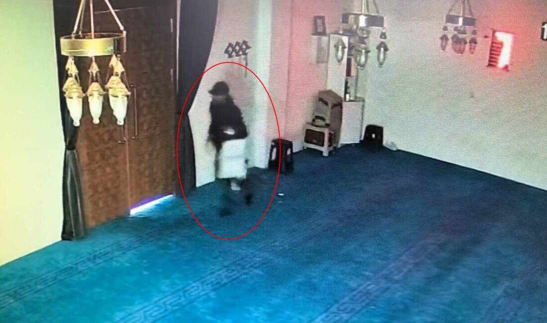Bursa’da insanlığın öldüğü görüntüler! Bursa’nın İnegöl ilçesinde camideki yardım kutusunun kilitlerini kaldırım taşıyla kıran