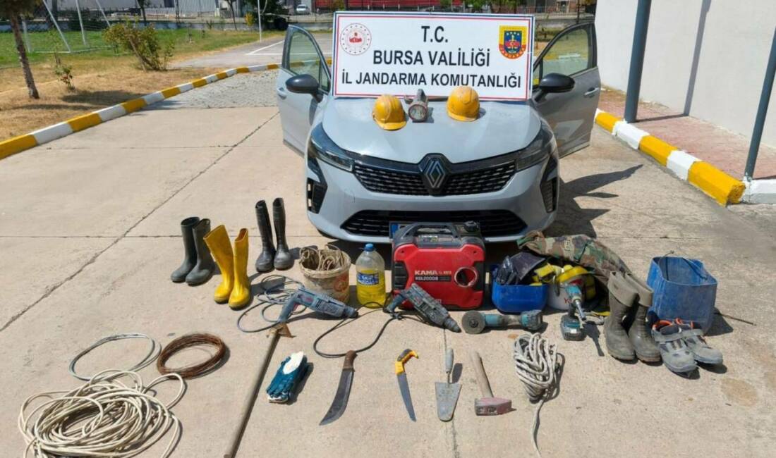 Bursa’da kaçak kazı operasyonu: 35 metrelik tünelde yakalandılar Bursa’nın Yenişehir ilçesinde Antik Roma Mezarları'nın bulunduğu sit alanında 35