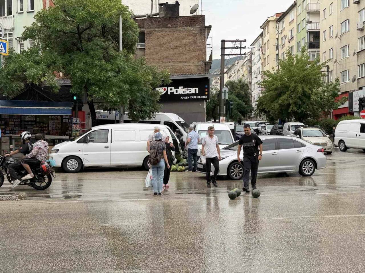 Bursa'da karpuzlar yola saçıldı 1 bursada karpuzlar yola sacildi c80b773b1082