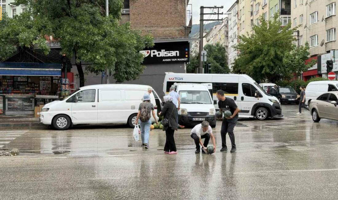 Bursa’da karpuzlar yola saçıldı Bursa’da karpuz satışı için yol kenarına yanaşan kapalı kasa kamyonetin