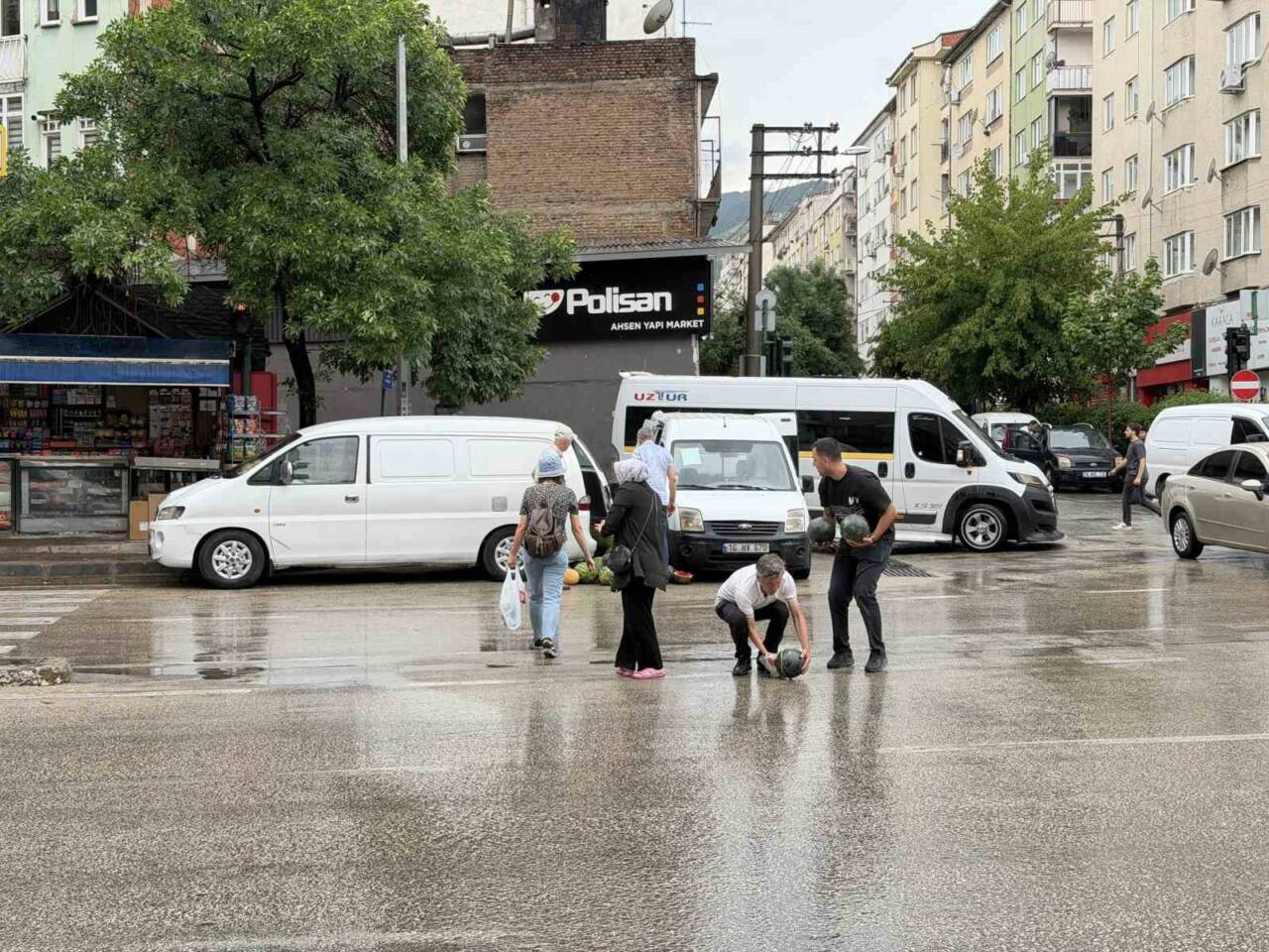 Bursa’da karpuz satışı için yol kenarına yanaşan kapalı kasa kamyonetin