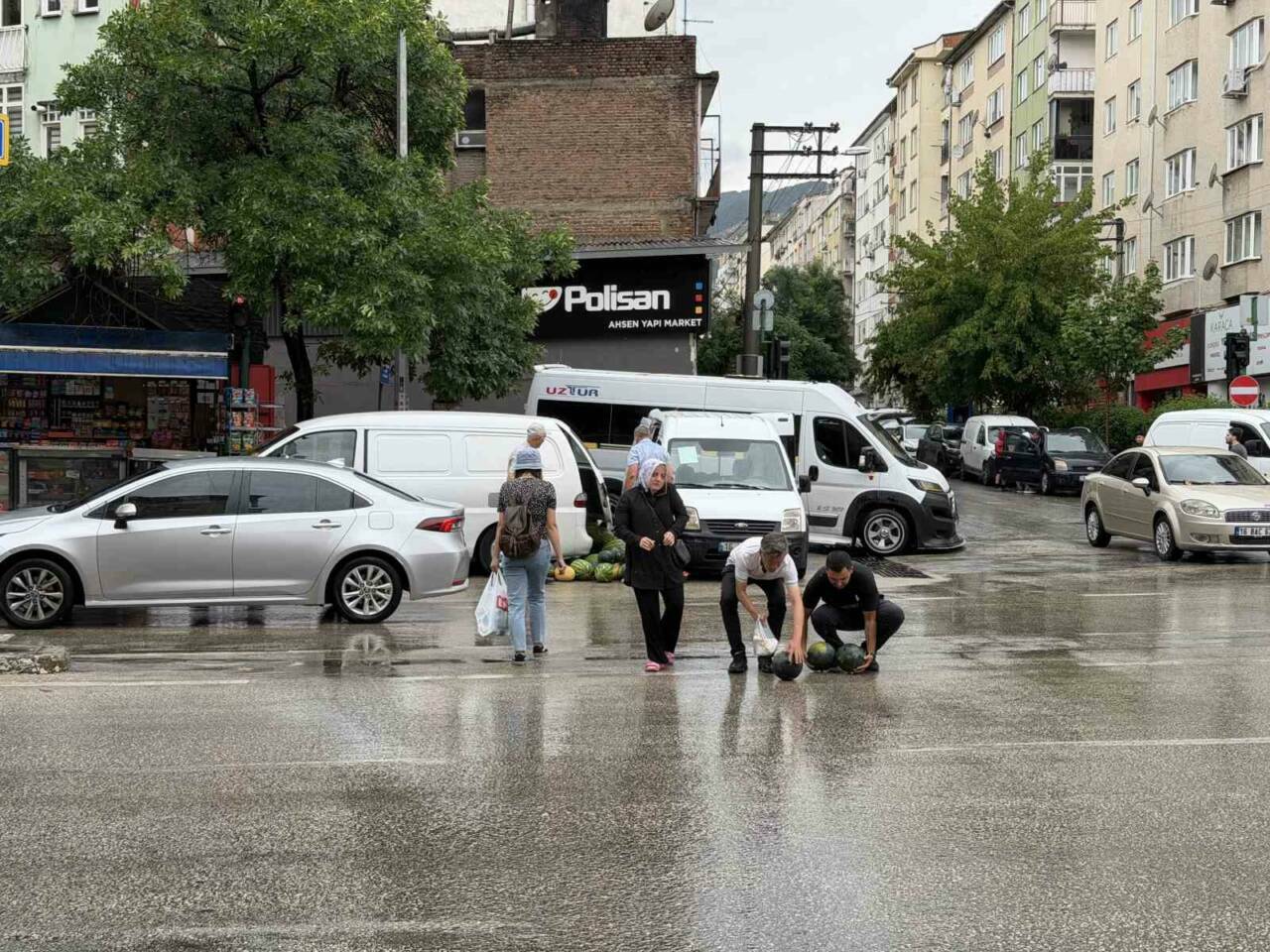 Bursa'da karpuzlar yola saçıldı 2 bursada karpuzlar yola sacildi e68a15c6466f