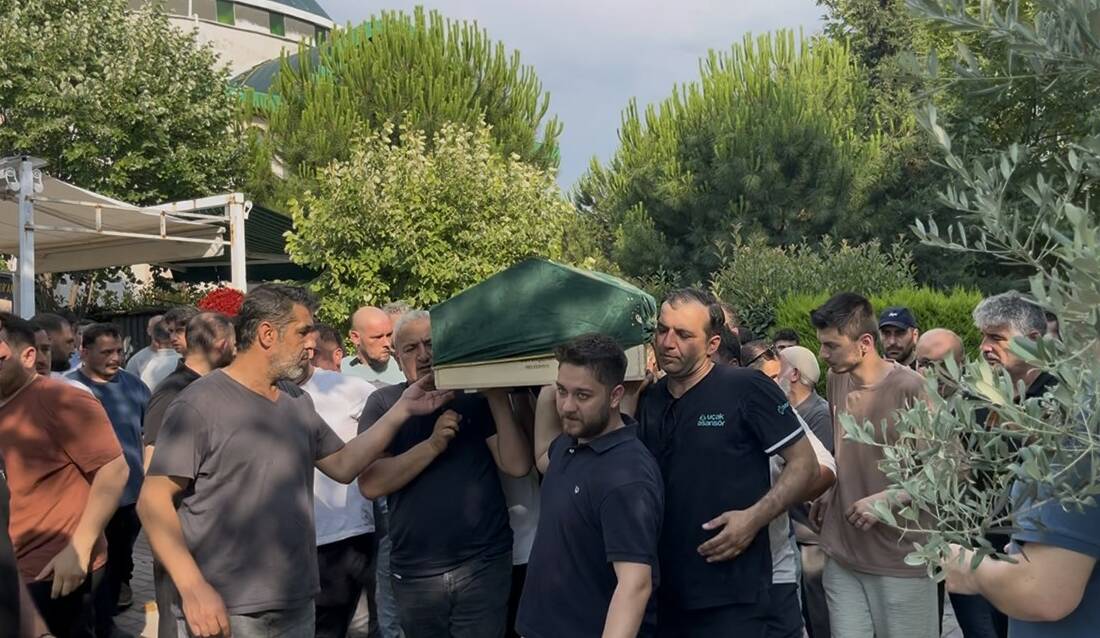 Bursa’da kazazedelere yardım etmek isterken ölen gence son görev Bursa’nın Mudanya ilçesinde meydana gelen kazada yaralı sürücüyü kurtarmak isterken