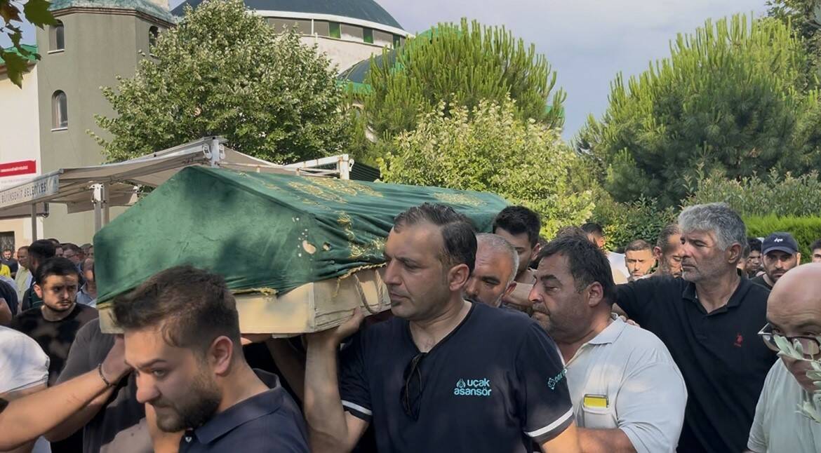 Bursa'da kazazedelere yardım etmek isterken ölen gence son görev 2 bursada kazazedelere yardim etmek isterken olen gence son gorev b85da053277a