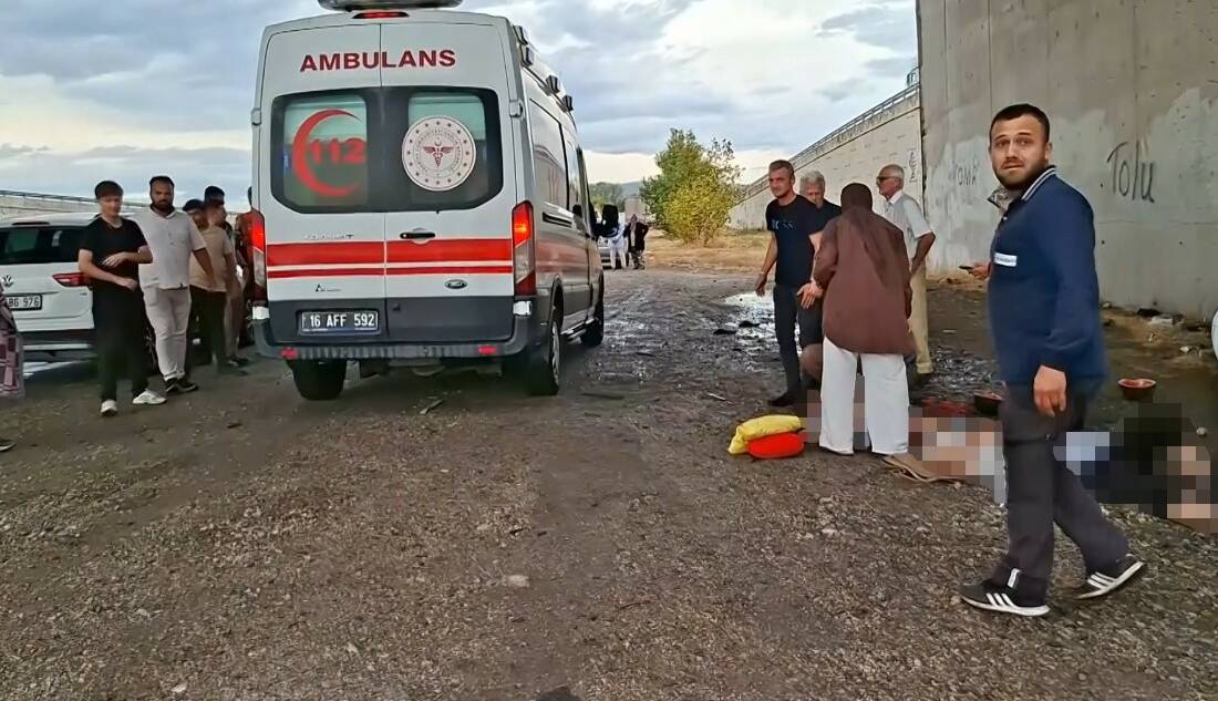 Bursa’da feci kaza: 3 ölü, 2 ağır yaralı Bursa’nın Nilüfer ilçesinde kontrolden çıkan araç, köprülü kavşağın beton duvarına