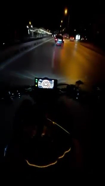 Bursa’da korku dolu anlar! 2 kişi ölümden döndü… Bursa’da sollama yapmak isteyen motosikletlinin, sinyal vermeden şerit değiştiren otomobile