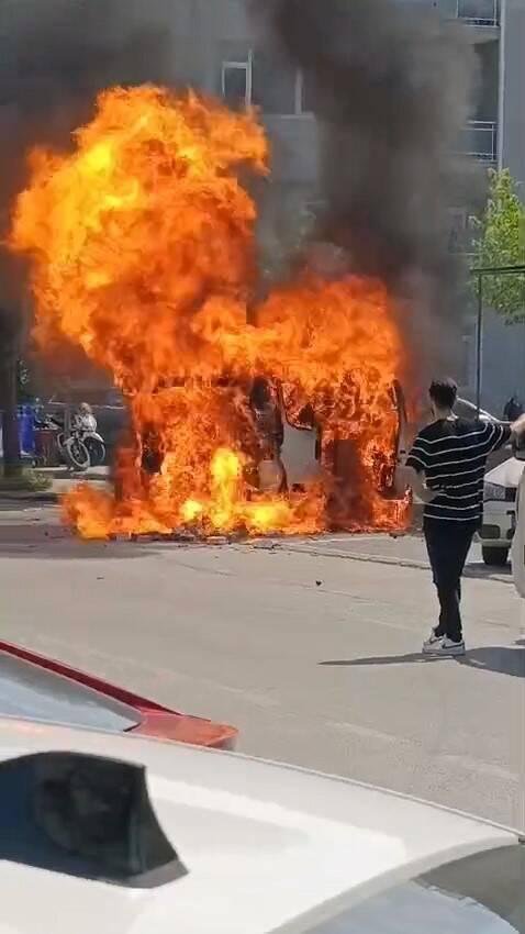 Bursa'da korku dolu anlar! Alev alev yandı 1 bursada korku dolu anlar alev alev yandi a8d8ba6ad49b