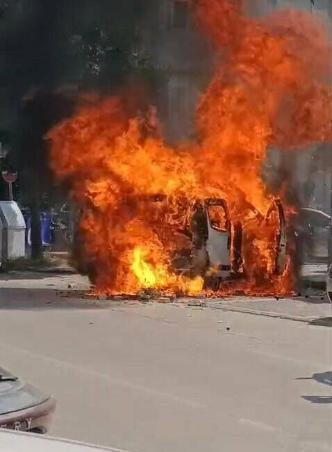 Bursa’da korku dolu anlar! Alev alev yandı Bursa’nın İnegöl ilçesinde park halindeki çakmak yüklü hafif ticari araçta
