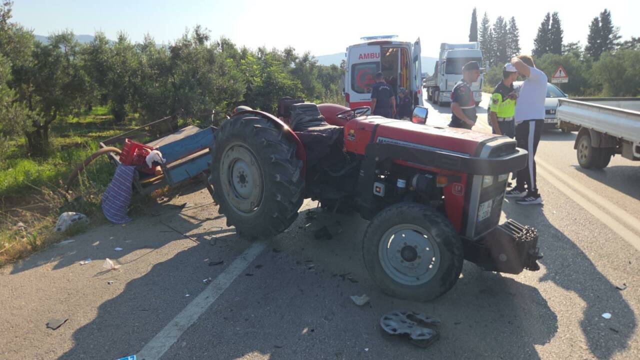 Bursa'nın Orhangazi ilçesinde hafif ticari aracın traktöre çarpması sonucu meydana