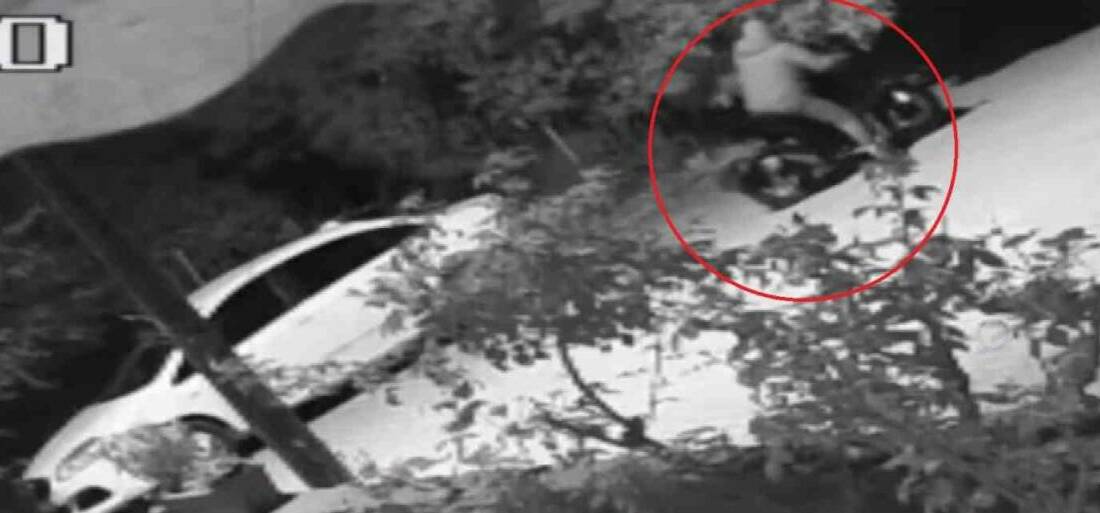 Bursa’da kundaklama kamerada! Aracı ateşe verdi… Bursa’nın İznik ilçesinde park halindeki bir otomobil, gece saatlerinde gerçekleştirilen
