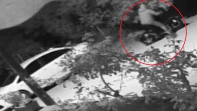 Bursa’nın İznik ilçesinde park halindeki bir otomobil, gece saatlerinde gerçekleştirilen