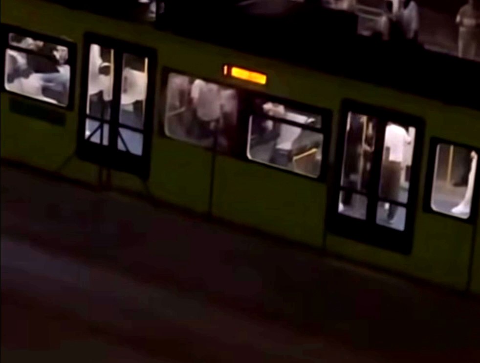 Bursa’da iki grup arasında çıkan kavga metro istasyonunu adeta savaş