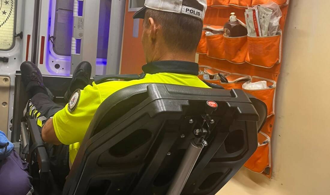 Bursa’da motosikletini polisin üzerine sürdü! Bursa’nın Nilüfer ilçesi Odunluk Metro İstasyonu Halıcılar önü mevkiinde yaşanan