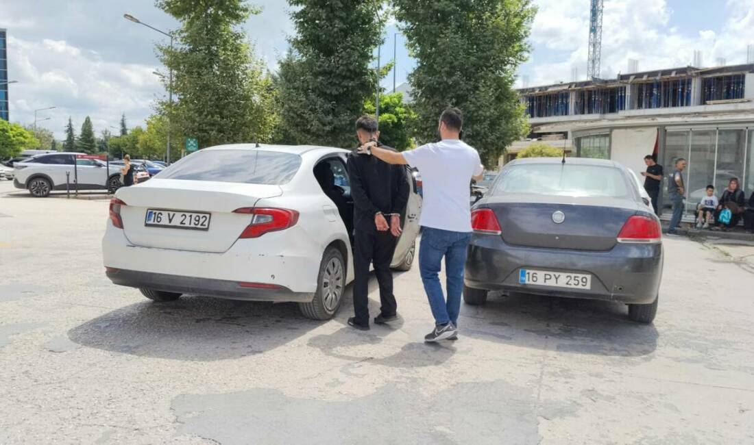 Bursa’da nefes kesen kovalamaca! 20 bin sentetik ecza hap ele geçirildi Bursa'nın İnegöl ilçesinde, polisin "dur" ihtarına uymayıp kovalamaca sonucu yakalanan