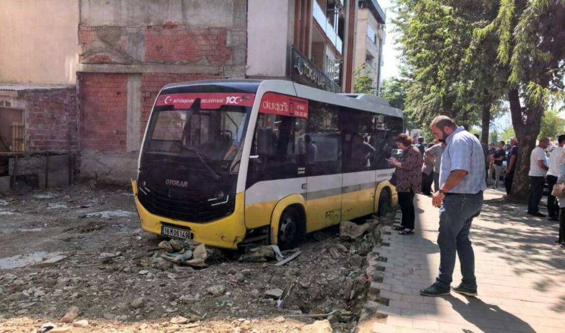 Bursa’da önce iş yerine çarptı, sonra arsaya uçtu Bursa’nın İnegöl ilçesinde kontrolü kaybedilen özel halk minibüsü kaldırıma çıkarak