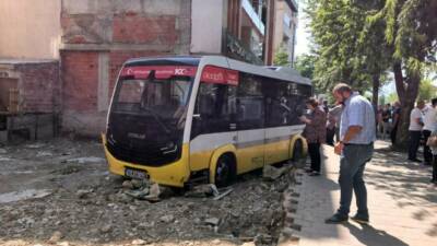 Bursa’nın İnegöl ilçesinde kontrolü kaybedilen özel halk minibüsü kaldırıma çıkarak
