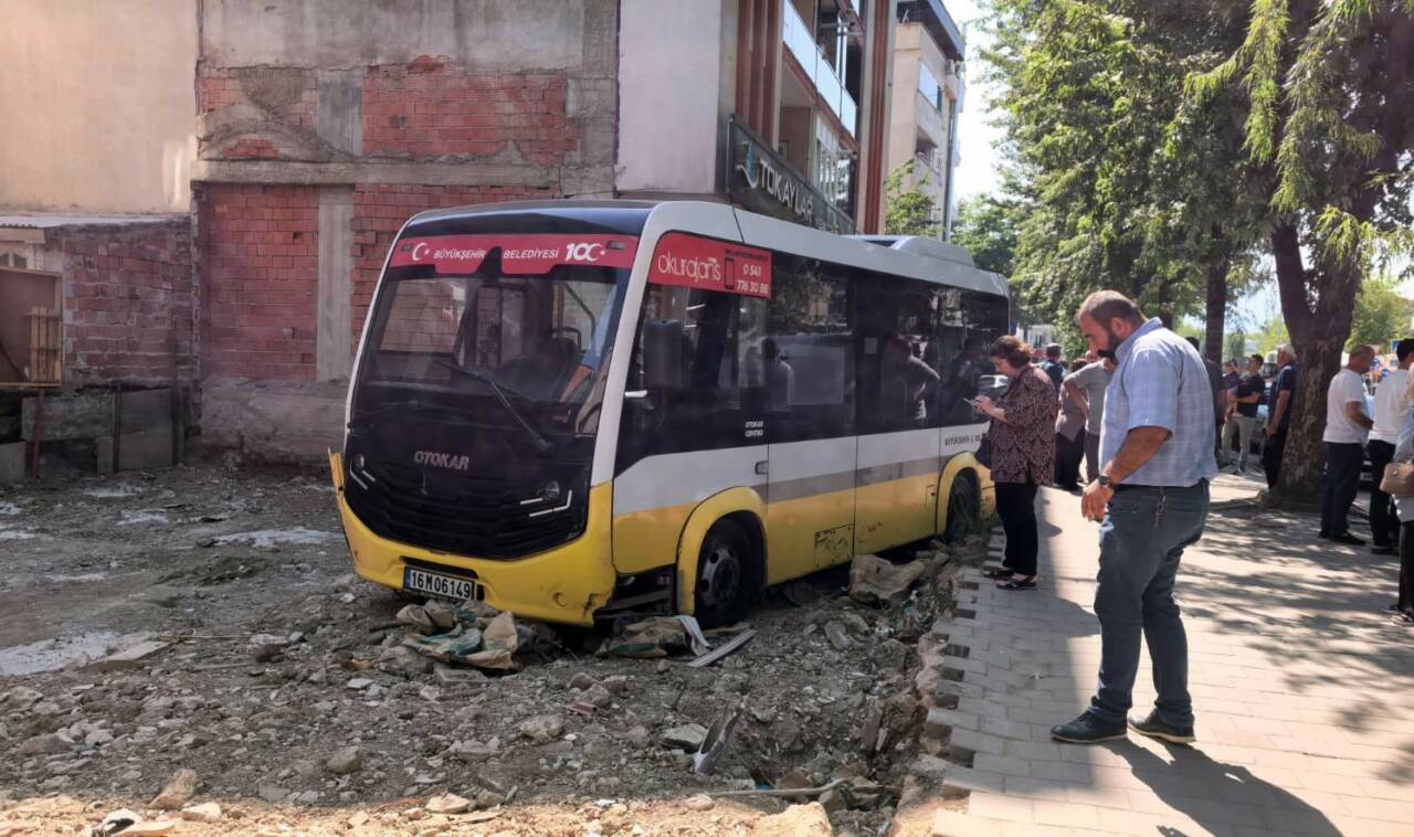 Bursa’nın İnegöl ilçesinde kontrolü kaybedilen özel halk minibüsü kaldırıma çıkarak