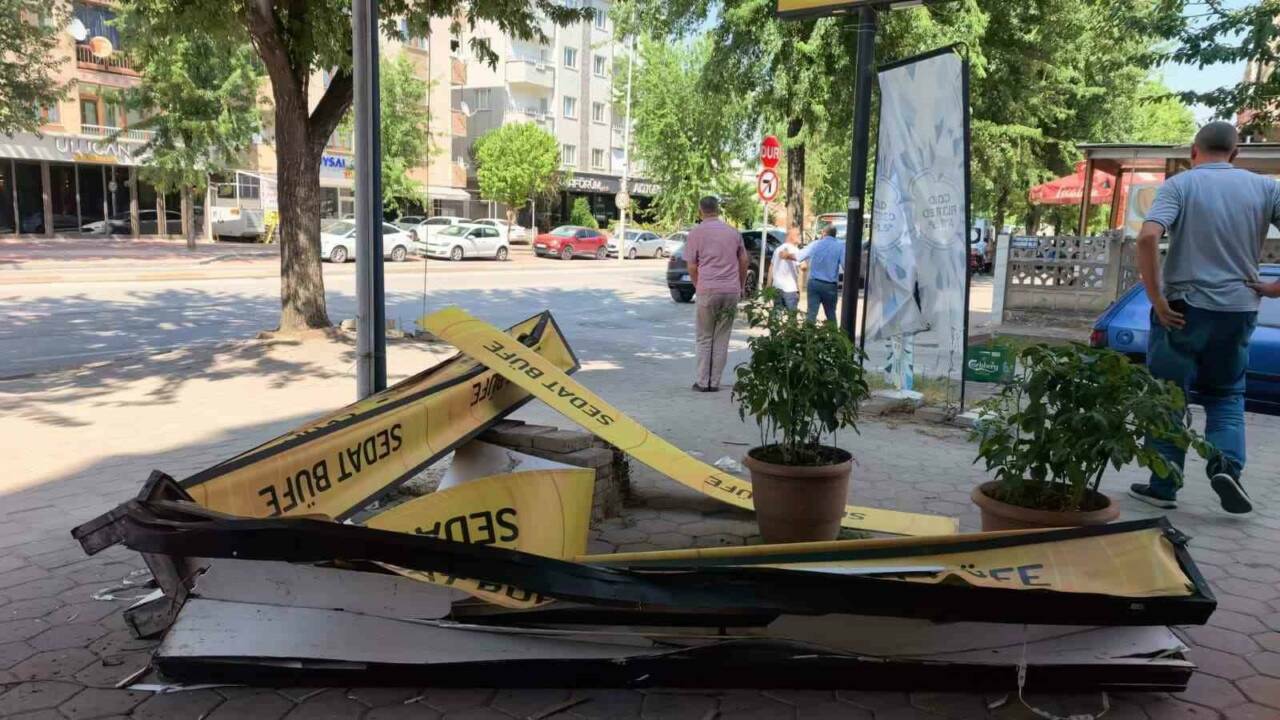 Bursa'da önce iş yerine çarptı, sonra arsaya uçtu 2 bursada once is yerine carpti sonra arsaya uctu 658daea37aea