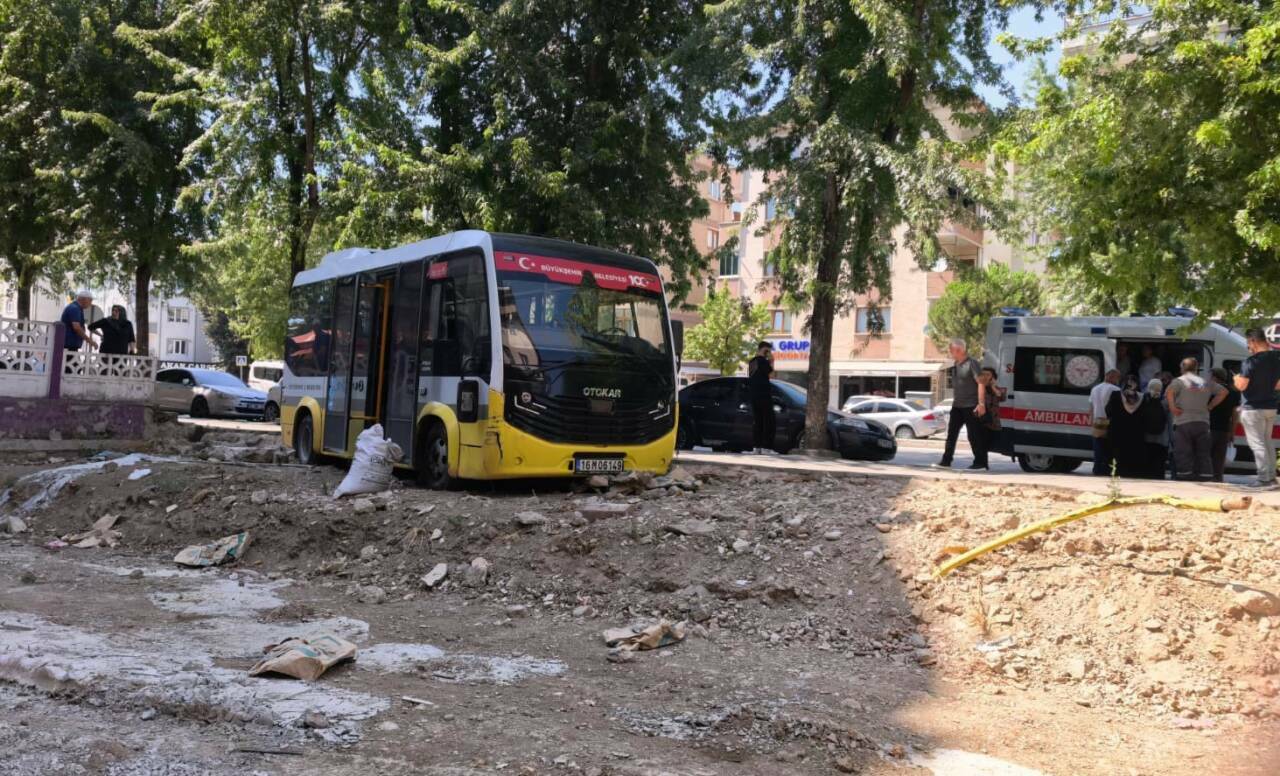 Bursa'da önce iş yerine çarptı, sonra arsaya uçtu 1 bursada once is yerine carpti sonra arsaya uctu 74d057165edb
