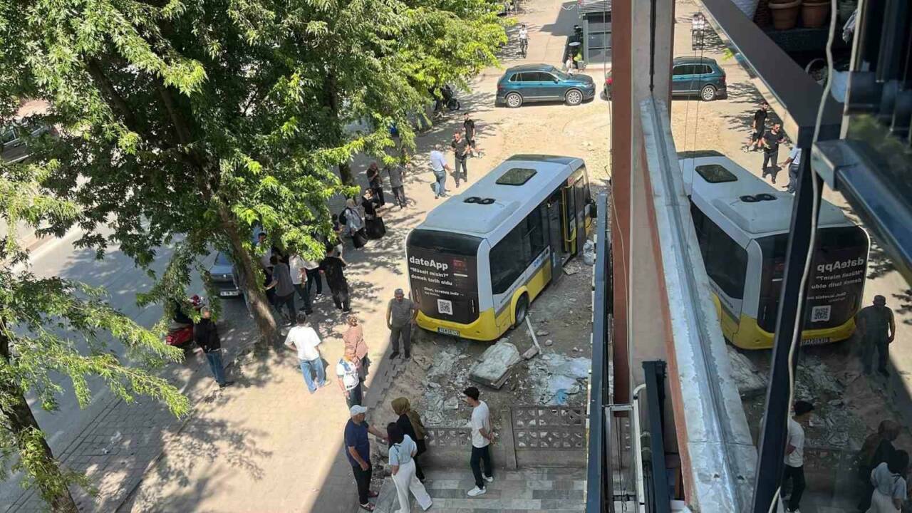 Bursa'da önce iş yerine çarptı, sonra arsaya uçtu 3 bursada once is yerine carpti sonra arsaya uctu 96de15db8bc8