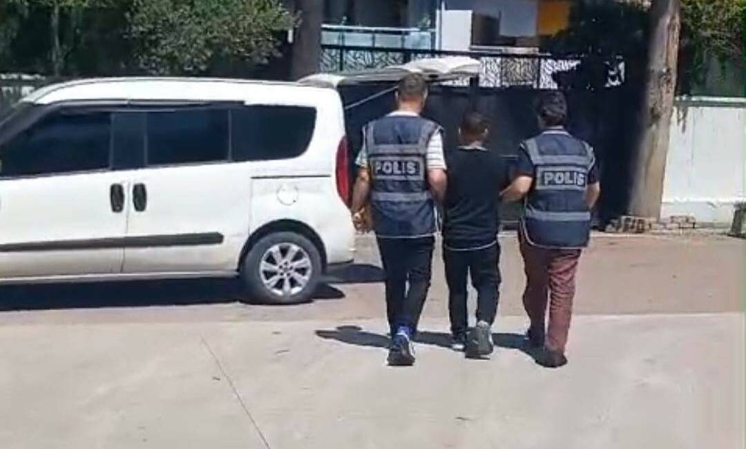 Bursa’da operasyon: 60 yıl hapis cezasıyla aranan firariler yakalandı Bursa’da polis ekiplerince düzenlenen operasyonda, 10 firari hükümlü yakalanarak cezaevine