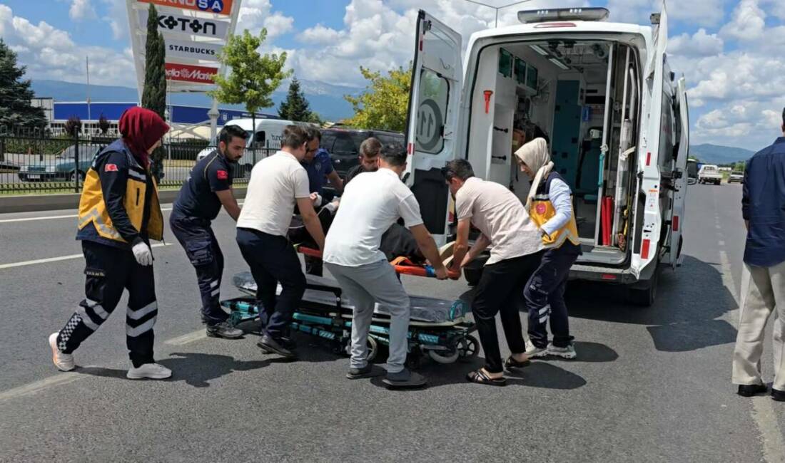Bursa’nın İnegöl ilçesinde otomobille çarpışan motosikletteki çift yaralandı.