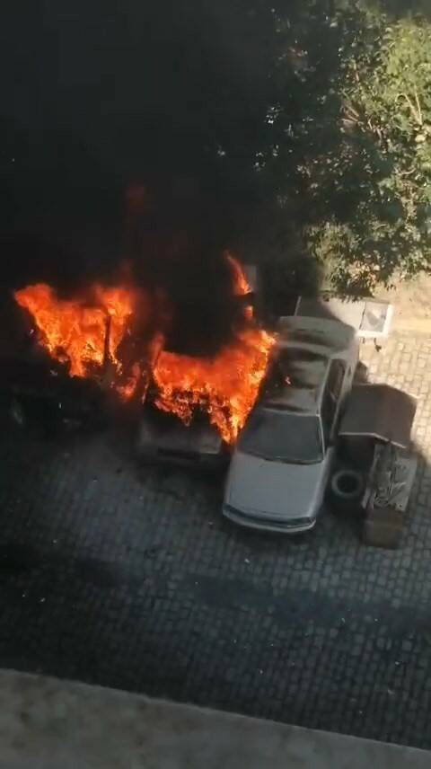 Bursa'da park halindeki otomobiller alev alev yandı 1 bursada park halindeki otomobiller alev alev yandi 400547c46157
