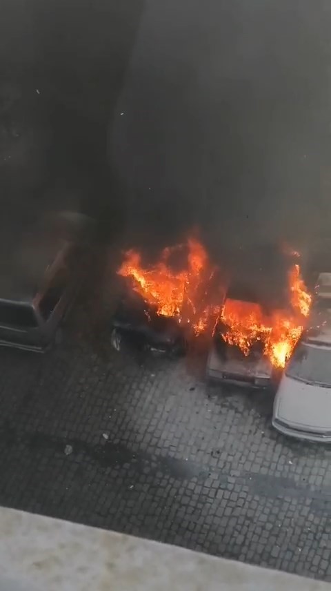 Bursa'da park halindeki otomobiller alev alev yandı 2 bursada park halindeki otomobiller alev alev yandi cc6f5f5aa78b