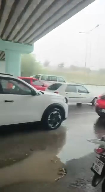 Bursa’da sağanağa yakalanan motokuryeler köprü altına sığındı Bursa'nın Mudanya ilçesinde sabah saatlerinde etkili olan ve kısa sürede
