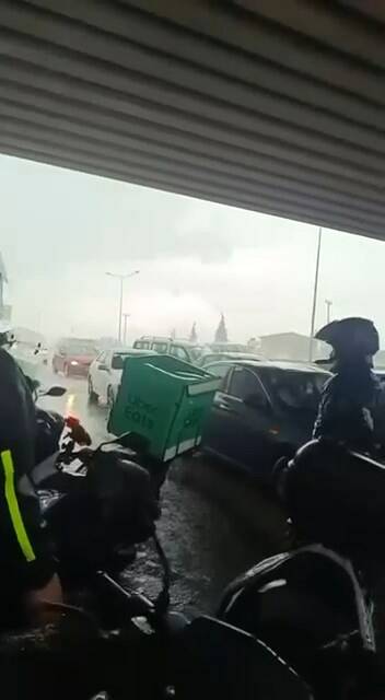 Bursa'da sağanağa yakalanan motokuryeler köprü altına sığındı 1 bursada saganaga yakalanan motokuryeler kopru altina sigindi b643e07b2463