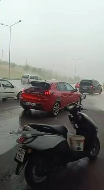 Bursa'da sağanağa yakalanan motokuryeler köprü altına sığındı 2 bursada saganaga yakalanan motokuryeler kopru altina sigindi ec5c6fd7d55e