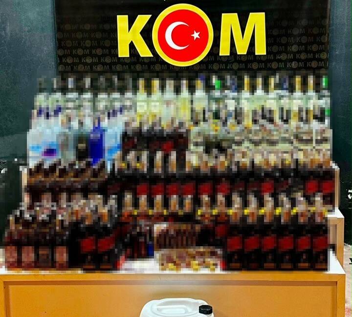 Bursa’da sahte alkol operasyonu: Yüzlerce şişe ele geçirildi Bursa’da düzenlenen operasyonda 297 şişe sahte alkollü içki ile sahte